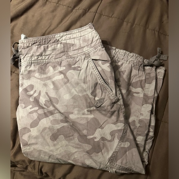 Nike Womens Capri Pants Size Large Camo Cotton Cargo Lightweight - Picture 2 of 3